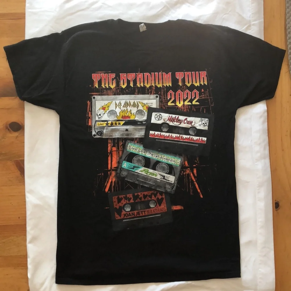Def Leppard,Motley Crew,Poison, Joan Jett mens  concert t-shirt size medium 2022 - Picture 2 of 6